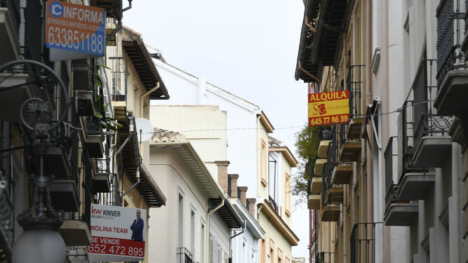 Carteles en una calle de Málaga.