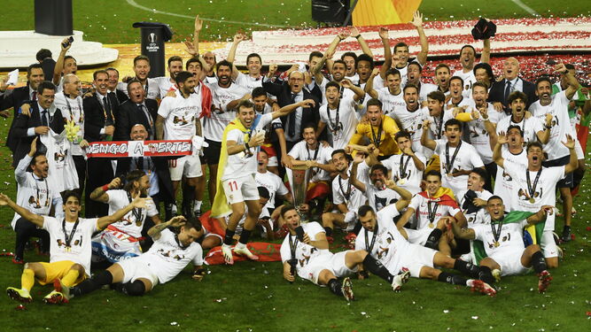 El Sevilla posa eufórico con el trofeo de la Europa League en la hierba de Colonia.