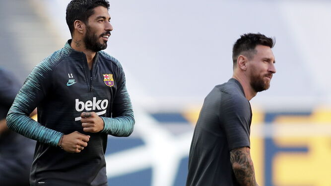 Luis Suárez, junto a Messi, en un entrenamiento en Lisboa.