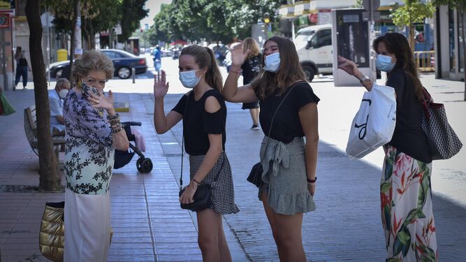 Cuatro mujeres de distintas edades se protegen con mascarilla.