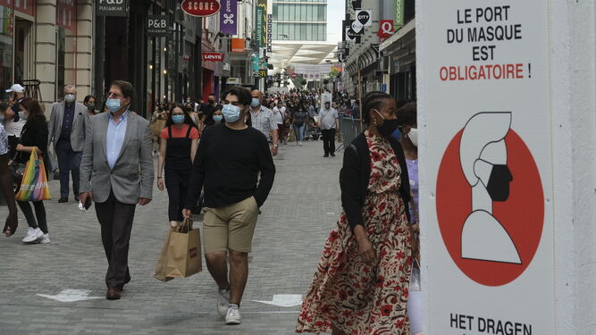 Un cartel recuerda en Bruselas la obligatoriedad del uso de mascarillas.