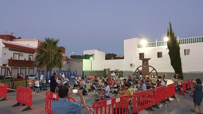 Los conciertos serán en espacios públicos reducidos al aire libre y  con los que también se quiere contribuir también a impulsar el sector de la hostelería en Guillena, Torre de la Reina y Las Pajanosas.