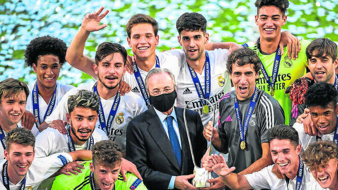 Raúl celebra junto a Florentino Pérez y los jóvenes futbolistas del Real Madrid el título de campeones.