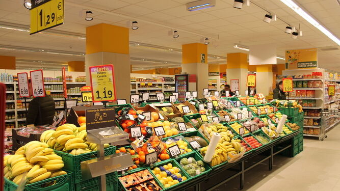Sección de frutas y verduras de un supermercado Supersol