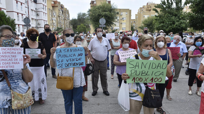 Protesta de usuarios ante un centro de salud de Pino Montano.