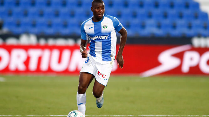 Amadou conduce el balón en una de sus apariciones con el Leganés.