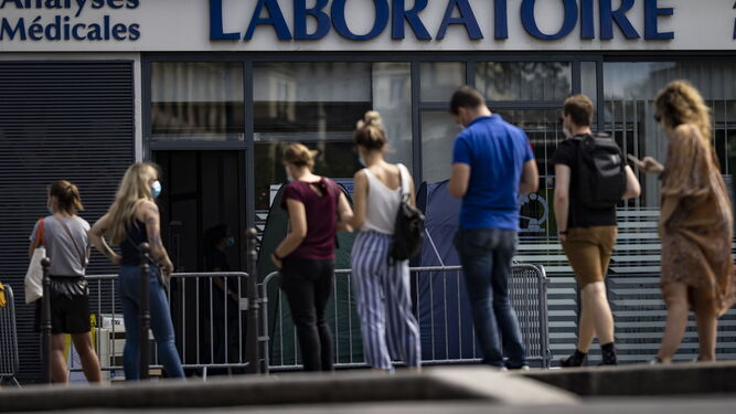 Gente haciendo cola en Francia para hacerse un test.