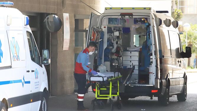 Una ambulancia en las puertas de un hospital