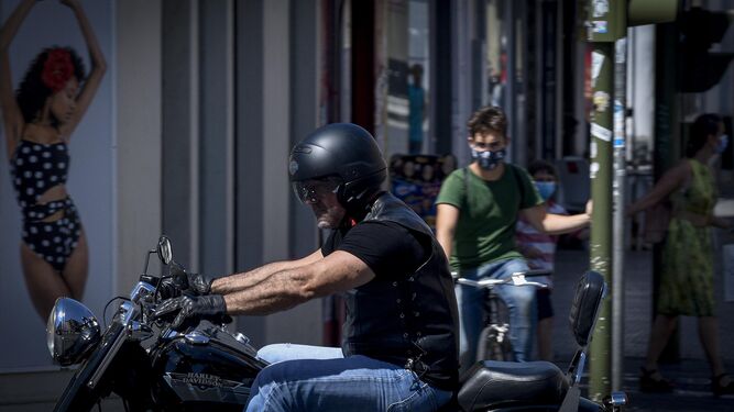 Un motorista en las calles de Sevilla, esta semana.