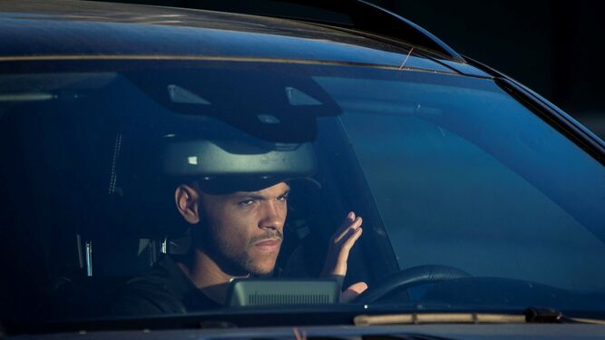 Braithwaite dentro de su coche para un entrenamiento del Barcelona.