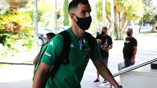 Montoya, a la llegada al hotel de concentración del Betis antes de un partido.