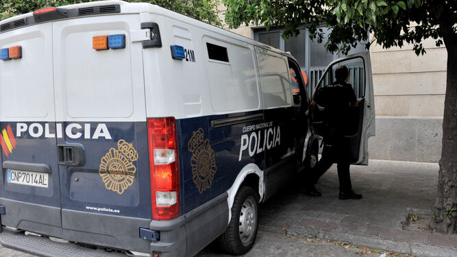 Un furgón policial, en la puerta del juzgado de Guardia de Sevilla.