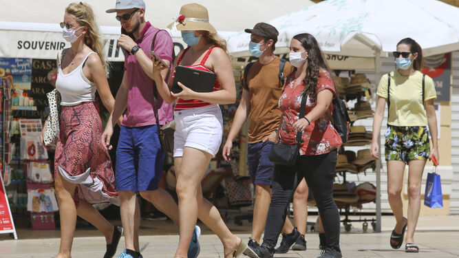 Un grupo de turistas pasea por Málaga