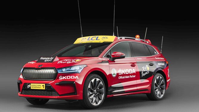 El Skoda Enyaq iV, el primer SUV eléctrico de la marca, le roba el protagonismo en el Tour al Superb iV