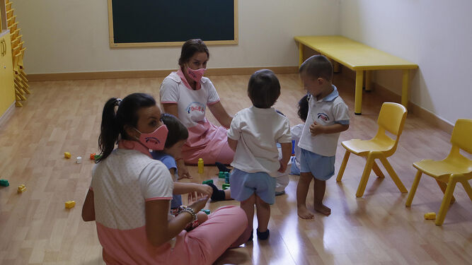 Las monitoras de Educación Infantil atiende a varios niños de la escuela Chicle, en Mairena del Aljarafe.