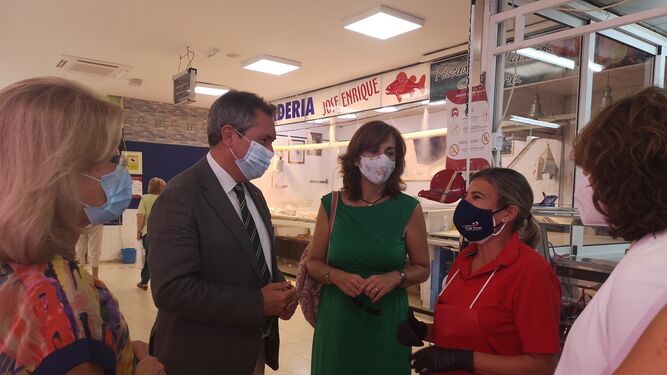 El alcalde junto a varios placeros durante su visita al mercado Las Palmeritas.