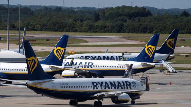 Varios aviones de Ryanair, en el aeropuerto San Pablo de Sevilla.