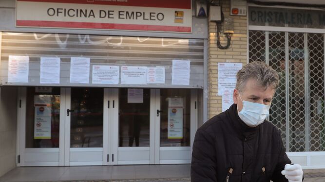 Un hombre pasa frente a una oficina de empleo en Madrid.