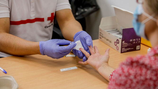 Personal sanitario de Cruz Roja realiza un test rápido de detección del coronavirus.