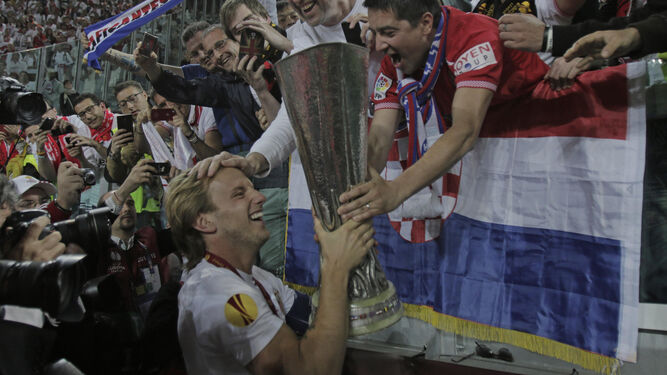 Rakitic ofrece la Europa League ganada por el Sevilla en Turín a los aficionados.