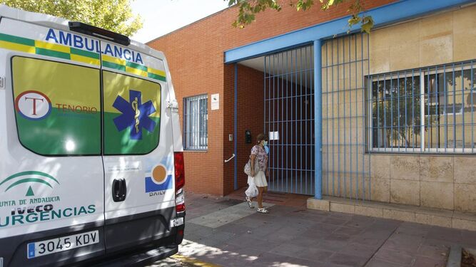 Una ambulancia en la puerta del centro para discapacitados Mater et Magistra en Mairena del Aljarafe.