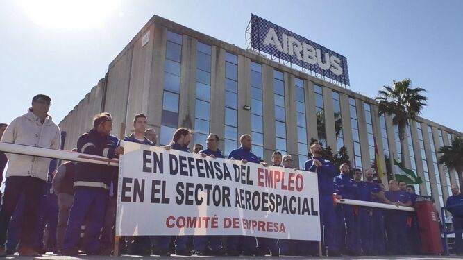 La plantilla del CBC se manifiesta en la puerta de la planta de Airbus en El Puerto de Santa María.