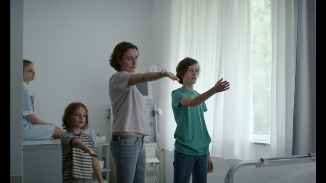 Madre e hijos en una imagen de 'Estaba en casa, pero...', de Angela Schanelec.