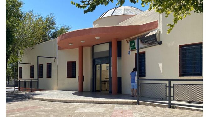 El centro de salud de Alcalá de Guadaíra, cerrado tras el contagio de Covid-19 de un trabajador.