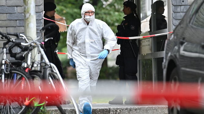 Un forense sale del edificio donde se encontraron los cuerpos de los cinco niños presuntamente asesinados por su madre en Alemania.