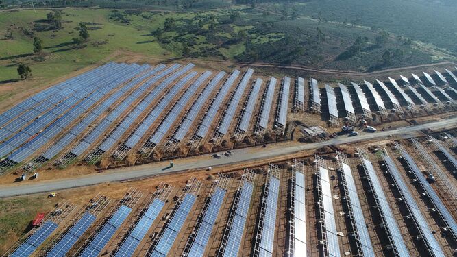 Módulos fotovoltaicos dispuestos en la planta solar Andévalo de 50 megavatios que Iberdrola termina de construir ahora en Puebla de Guzmán.