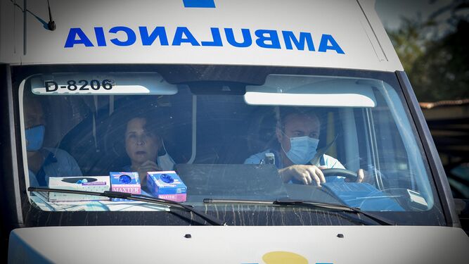 Sanitarios en el interior de una ambulancia mientras circulan por Sevilla.