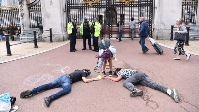 Protesta de activistas de Extinction Rebellion este sábado frente al palacio de Buckingham.