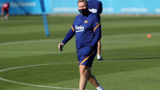 Ronald Koeman en un entrenamiento del Barcelona