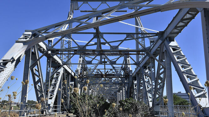 El Puente de Hierro sigue abandonado en terrenos del Puerto de Sevilla.