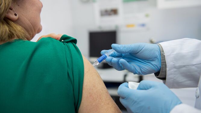 Una mujer recibe la primera dosis de la vacuna anticovid.