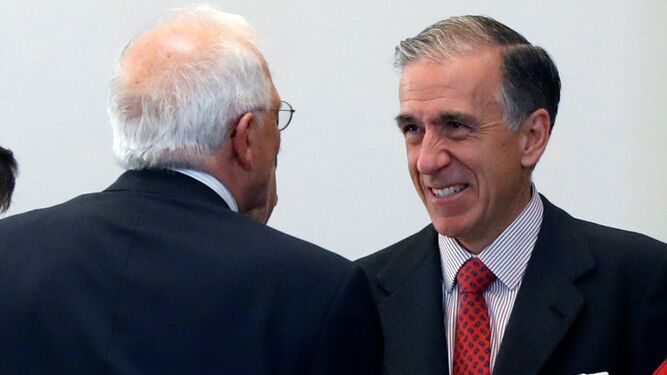 Gonzalo Urquijo, presidente de Abengoa, charla con Josep Borrell, ex consejero de la multinacional andaluza.