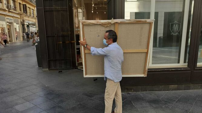 El pintor Ricardo Suárez porta un cuadro por las calles del centro esta semana
