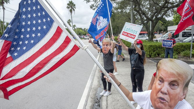 Seguidores de Trump durnte una caravana electoral este domingo en Miami.