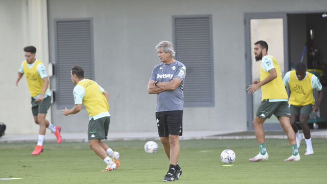 Pellegrini observa un entrenamiento del equipo verdiblanco.