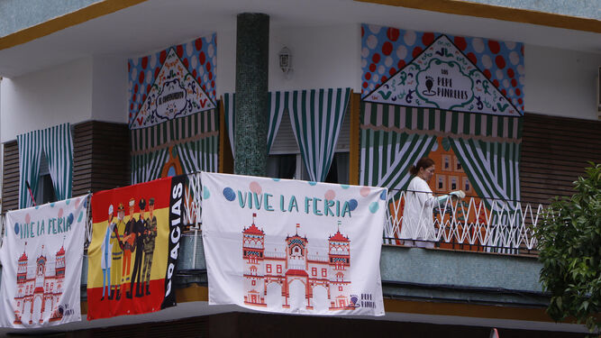 Un balcón engalanado durante la pasada Feria de Abril en Los Remedios.