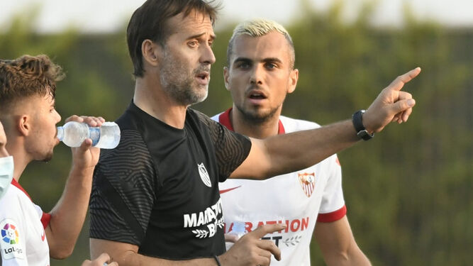 Julen Lopetegui hace indicaciones a Pozo y Joan Jordán durante el partido ante el Levante.