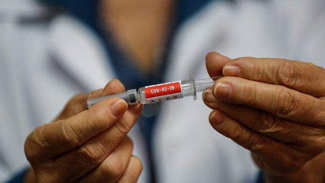Un vial de vacuna contra el coronavirus
