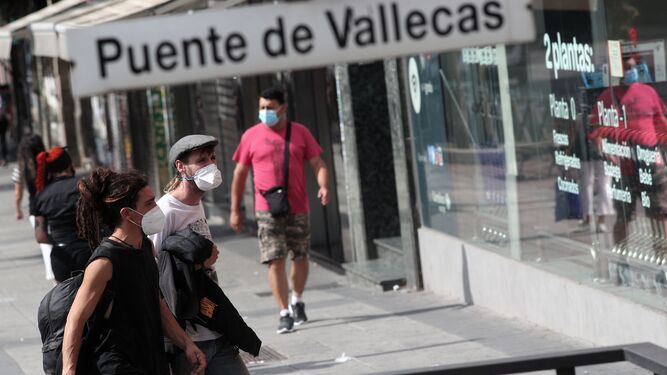 Gente paseando por el Puente de Vallecas, el distrito madrileño con mayor número de positivos en la última semana.