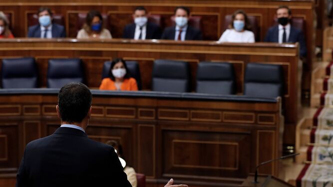 El presidente del Gobierno, Pedro Sánchez, durante su intervención en la sesión de control al Ejecutivo este miércoles en el Congreso, con el líder del PP, Pablo Casado, enfrente en su escaño.