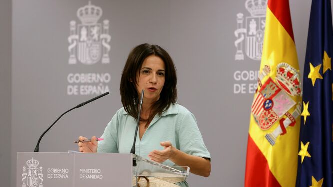 La epidemióloga sevillana Silvia Calzónn,  durante la rueda de prensa.