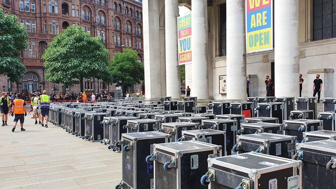 Decenas de cajas de instrumentos en señal de protesta.