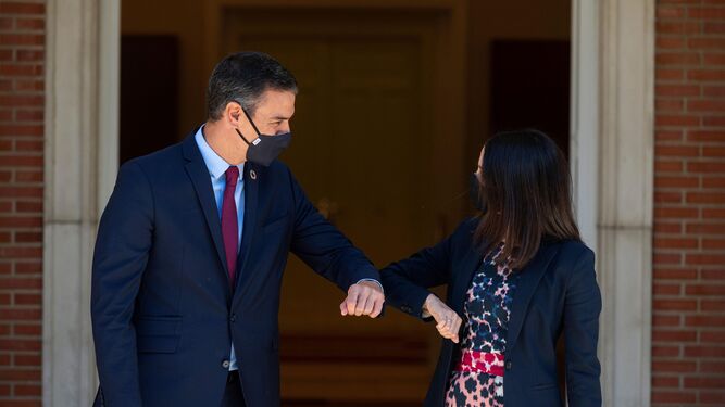 Pedro Sánchez e Inés Arrimadas se saludan en La Moncloa.
