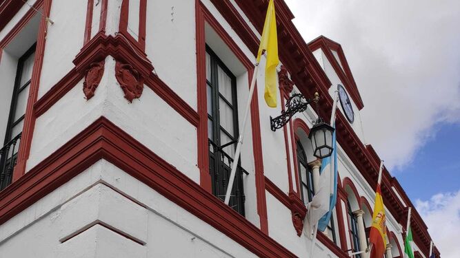 La bandera amarilla (que indica que los contagios han repuntado por endima de los 29) colocada ya en la fachada del Ayuntamiento de Lebrija.