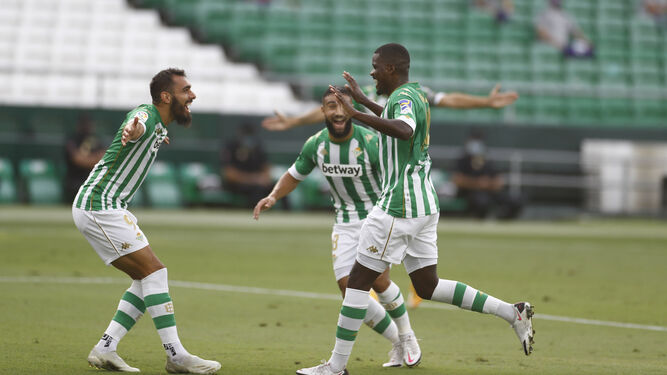 William Carvalho es felicitado por Borja Iglesias y Fekir tras marcar.