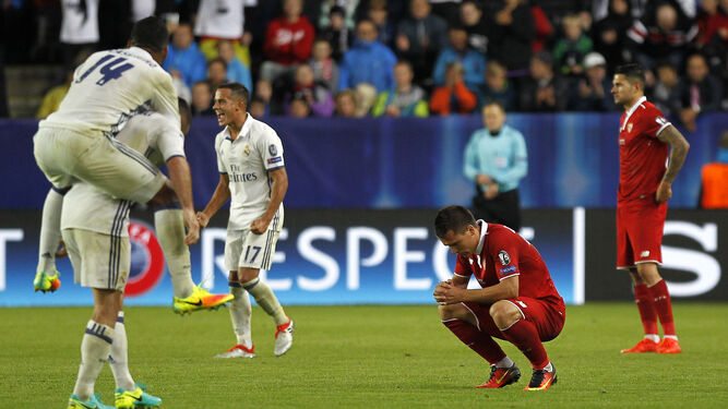 Konoplyanka, y al fondo Vitolo, abatidos tras la derrota ante el Madrid en la Supercopa de 2016.